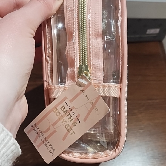 NWT Tahari Limited Edition Bath & Body Set - Pink and Gold - Picture 9 of 11
